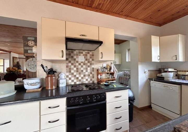 4 Bedroom Property for Sale in Wavecrest Eastern Cape